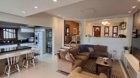 Taquara: Casa Alto Padrão Pronta para Morar no Bairro Nobre!